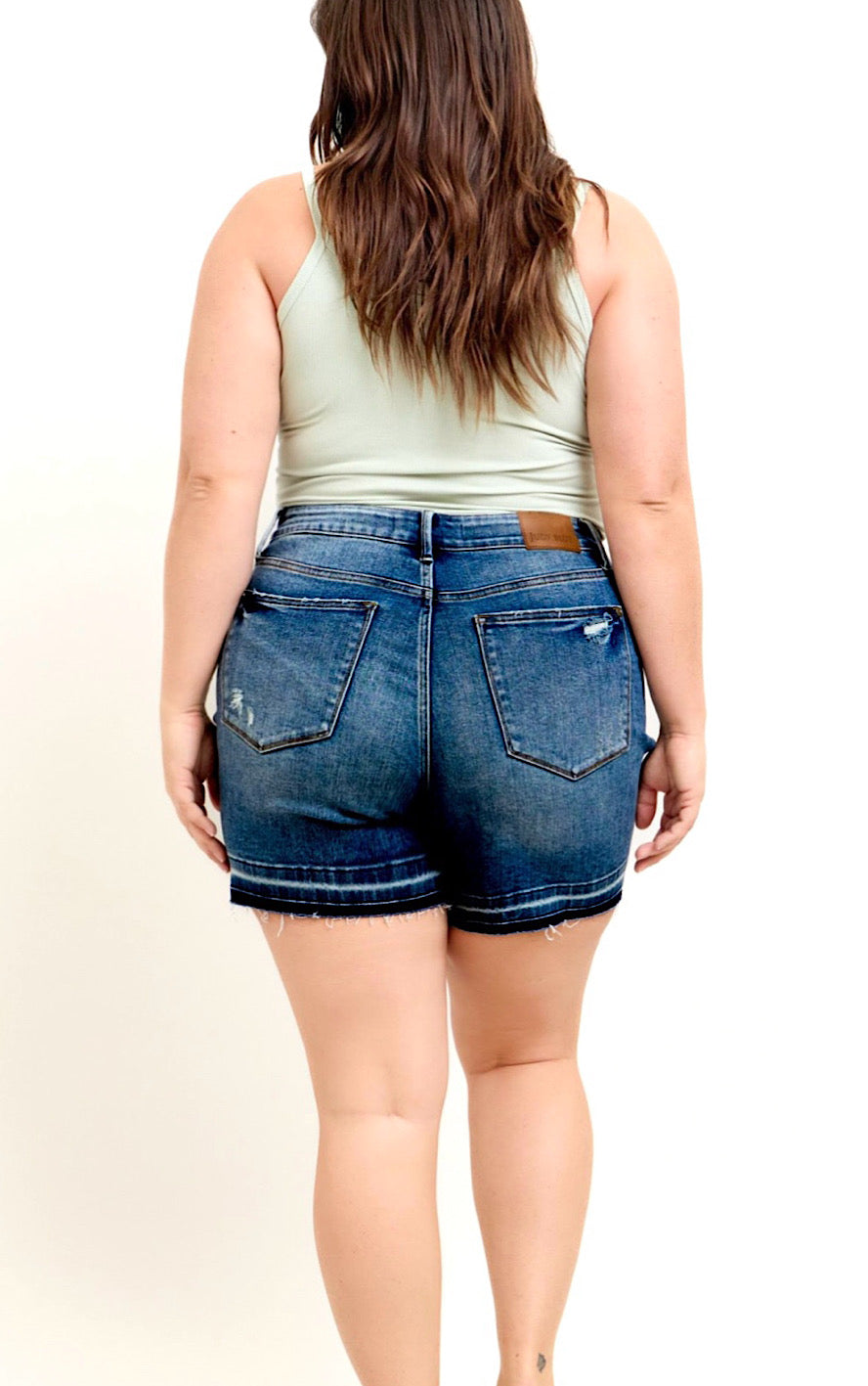 Short bleu en jean avec taille élastiquée et ceinture amovible – Loïcia Short bleu en jean avec taille élastiquée et ceinture amovible – Loïcia